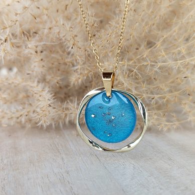 Resin pendant necklace