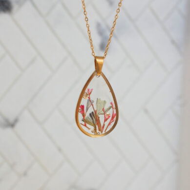 Flower pendant necklace